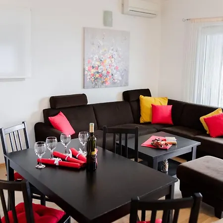 Five Apartment Brela